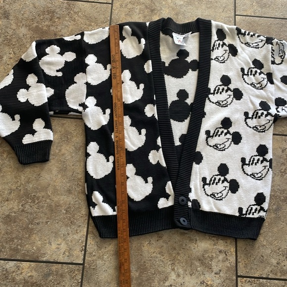 Vintage 90’s Micky Mouse Black & White Cardigan Made in USA 🇺🇸 - Picture 8 of 11